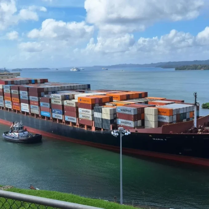 Buque portacontenedores descargando en Puerto Quetzal, servicio de carga marítima de Intramar